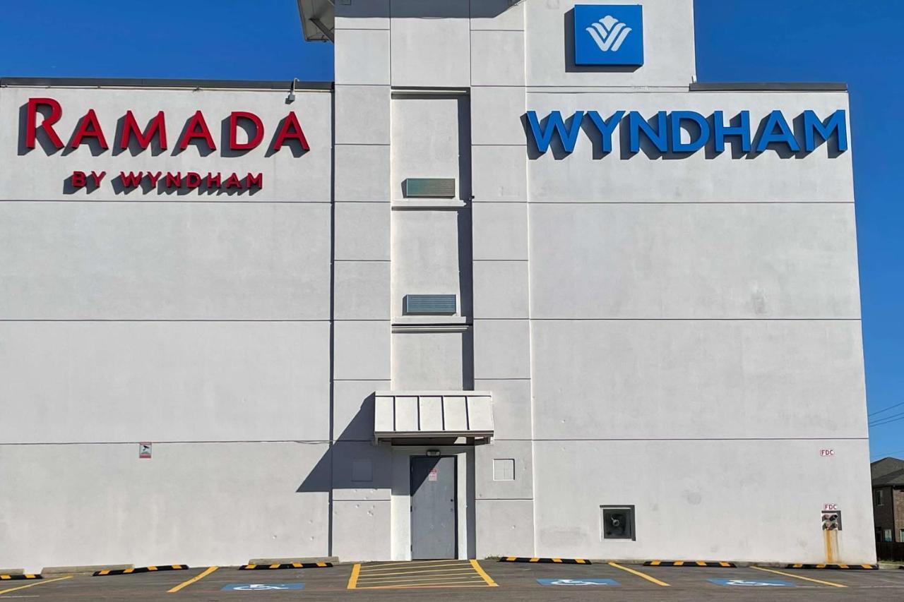 Hotel Ramada By Wyndham Dfw Airport Irving Exterior foto