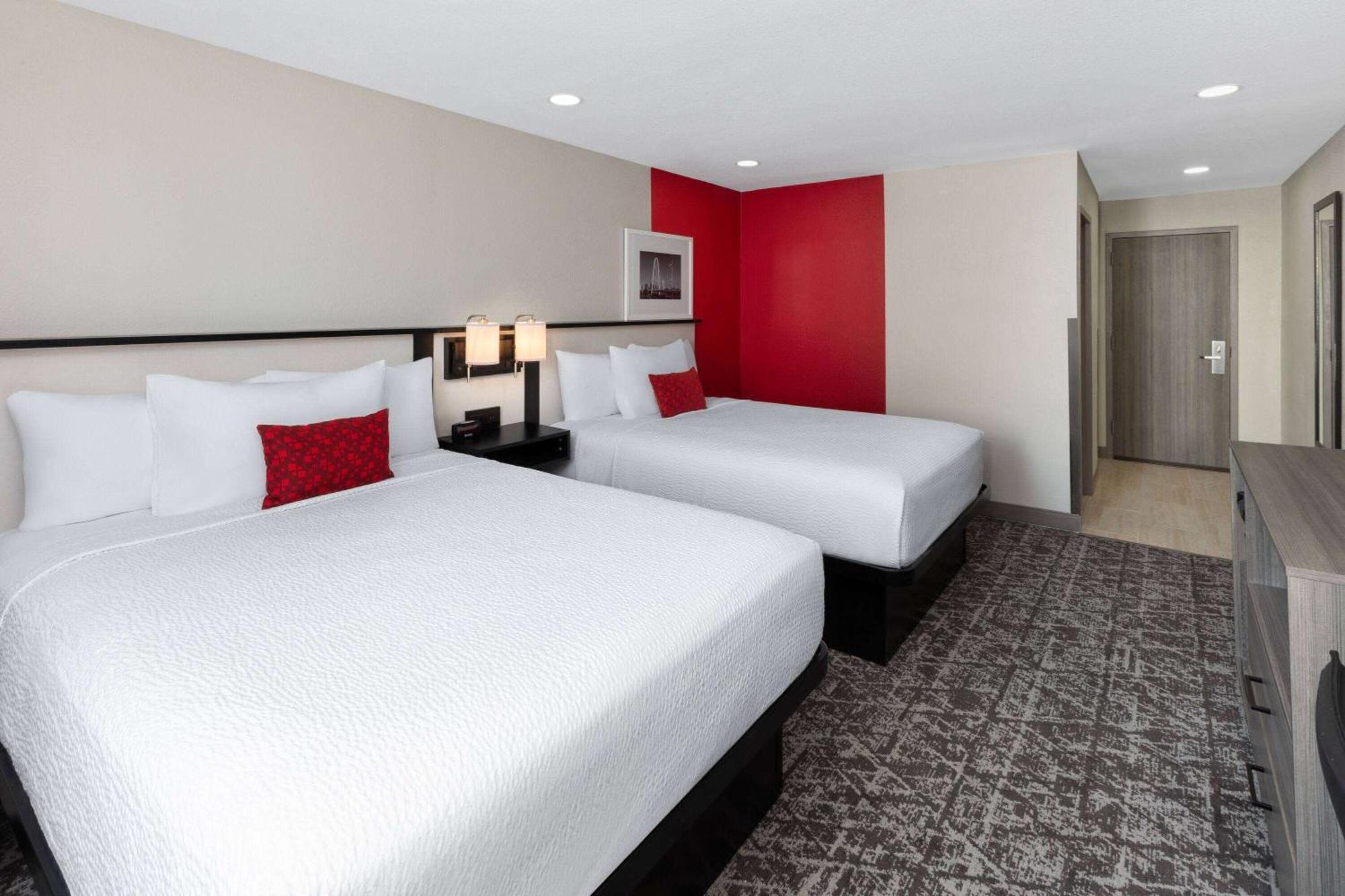 Hotel Ramada By Wyndham Dfw Airport Irving Exterior foto