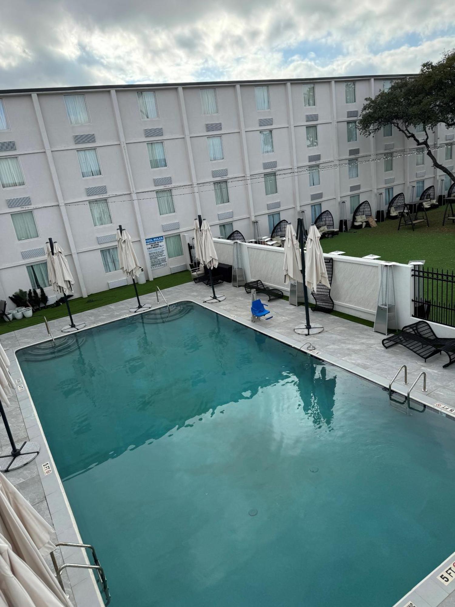 Hotel Ramada By Wyndham Dfw Airport Irving Exterior foto