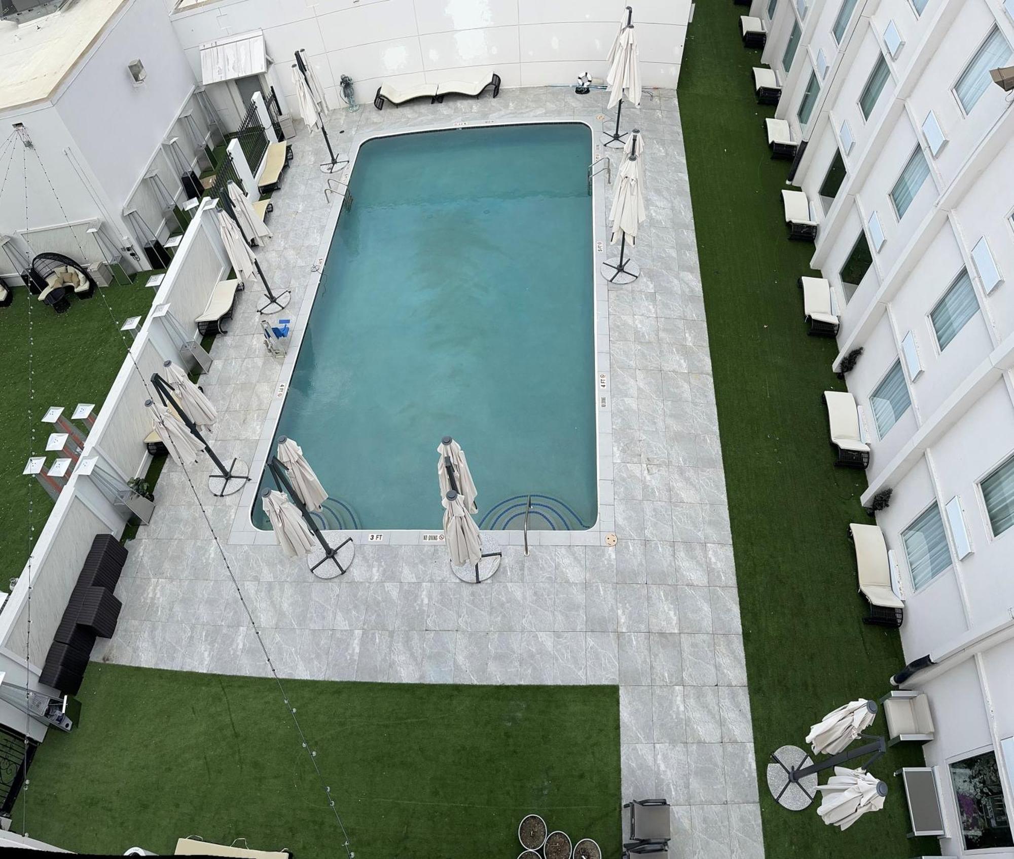 Hotel Ramada By Wyndham Dfw Airport Irving Exterior foto