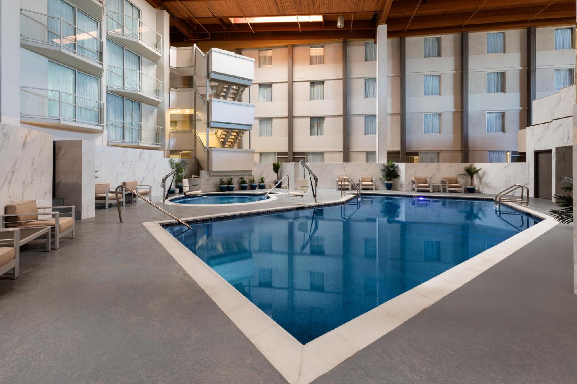 Hotel Ramada By Wyndham Dfw Airport Irving Exterior foto